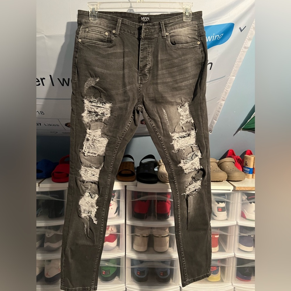 Men’s grey distressed skinny jeans